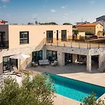 וילה Modern Ava With Outdoor Pool In Tar Tar-Vabriga