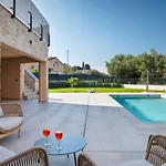 Modern Ava With Outdoor Pool In Tar וילה