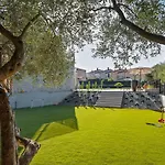 Modern Ava With Outdoor Pool In Tar *