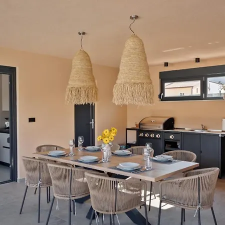 Modern Ava With Outdoor Pool In Tar Villa Tar-Vabriga