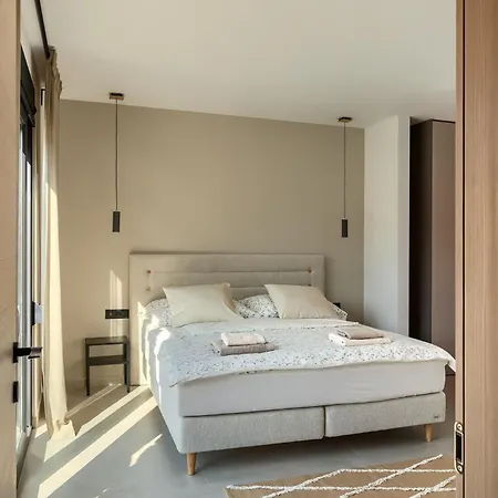 Modern Ava With Outdoor Pool In Tar *
