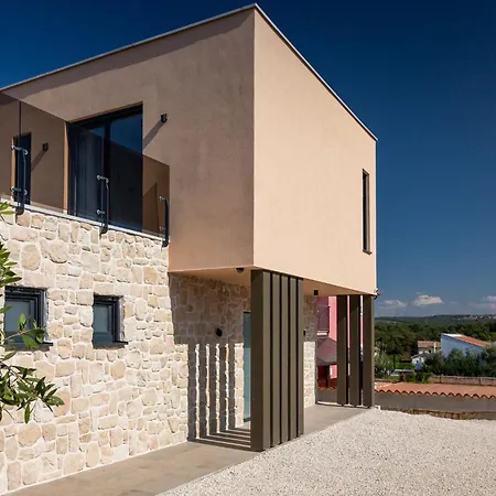 Modern Ava With Outdoor Pool In Tar *