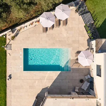 Modern Ava With Outdoor Pool In Tar Villa