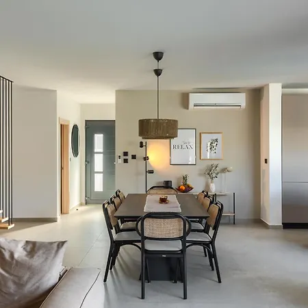 Villa Modern Ava With Outdoor Pool In Tar