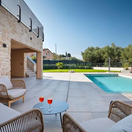 Modern Ava With Outdoor Pool In Tar Villa *