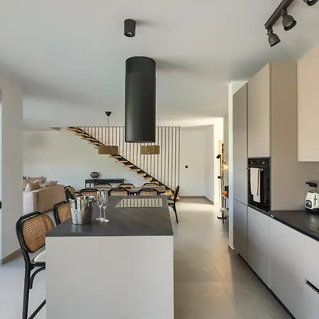 Modern Ava With Outdoor Pool In Tar *