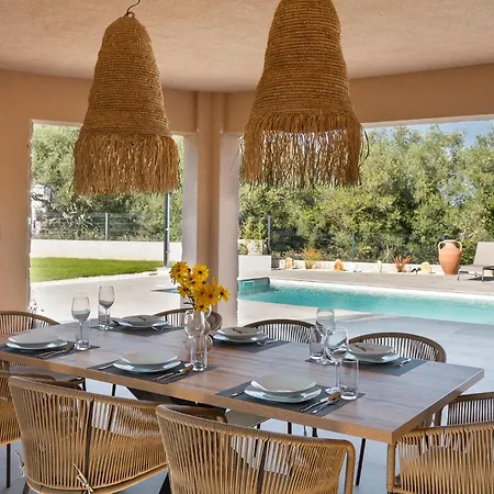 Modern Ava With Outdoor Pool In Tar