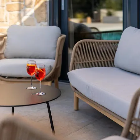 Villa Modern Ava With Outdoor Pool In Tar *