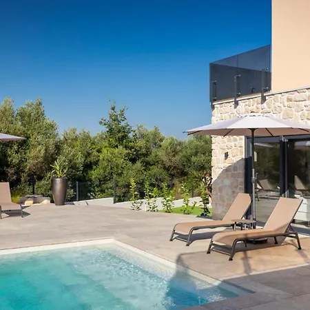 Modern Ava With Outdoor Pool In Tar