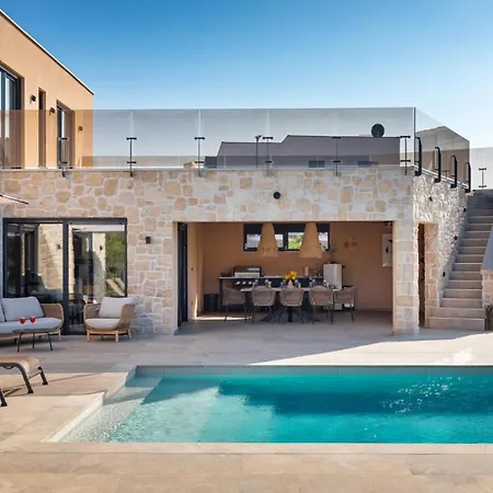 Modern Ava With Outdoor Pool In Tar * Тар