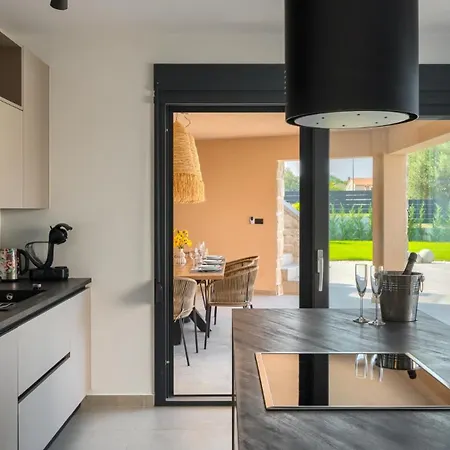 Вилла Modern Ava With Outdoor Pool In Tar *