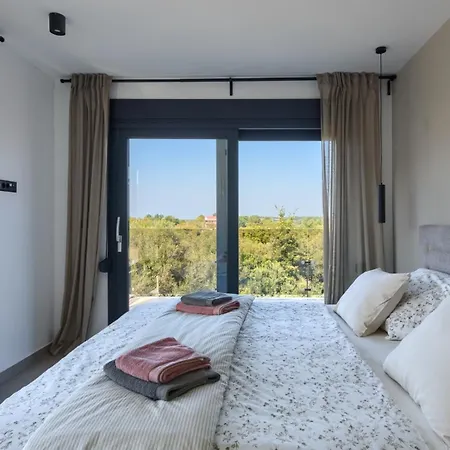 Modern Ava With Outdoor Pool In Tar Βίλα