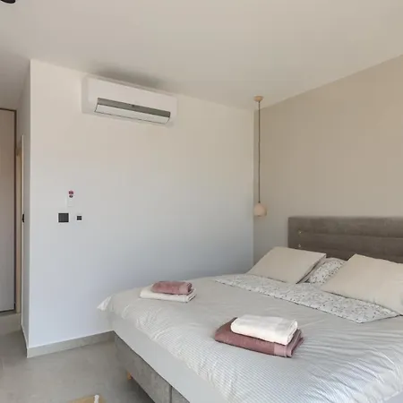 Modern Ava With Outdoor Pool In Tar Βίλα