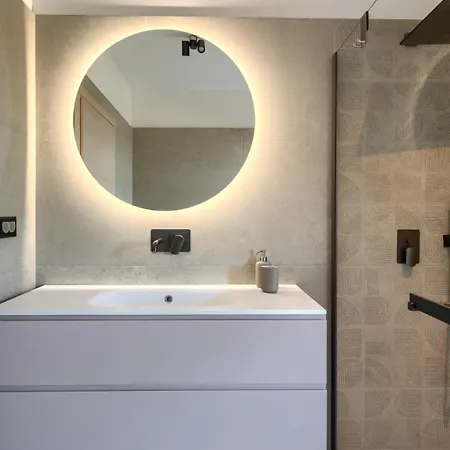 Modern Ava With Outdoor Pool In Tar Βίλα