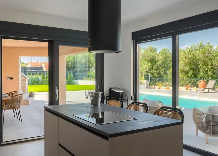 Modern Ava With Outdoor Pool In Tar Tar-Vabriga