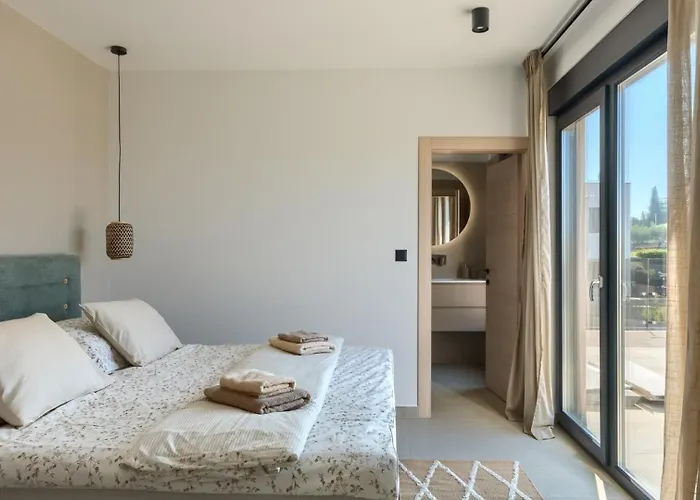 Villa Modern Ava With Outdoor Pool In Tar *