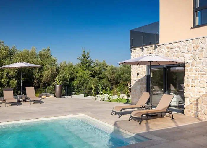 Modern Ava With Outdoor Pool In Tar