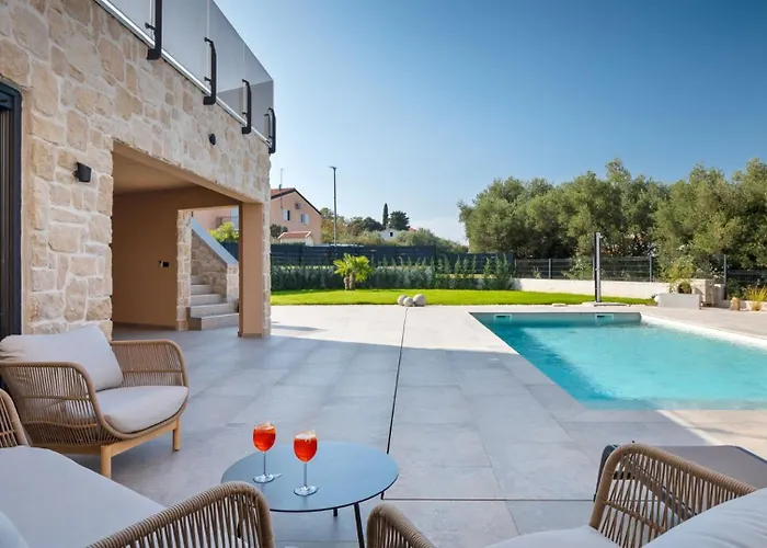 Modern Ava With Outdoor Pool In Tar Villa