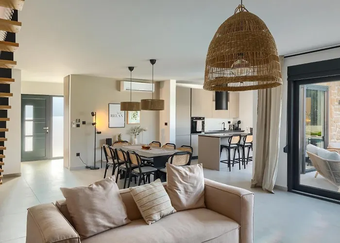 Modern Ava With Outdoor Pool In Tar *