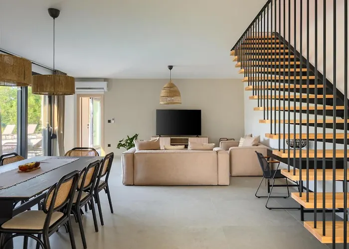 Modern Ava With Outdoor Pool In Tar Villa *