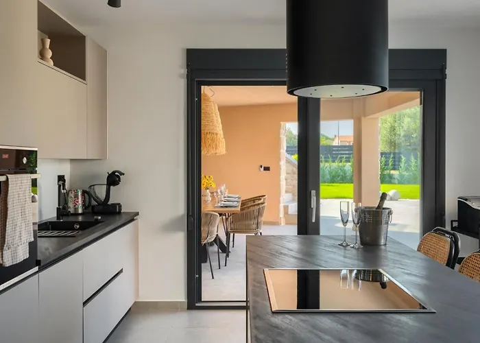 Villa Modern Ava With Outdoor Pool In Tar *