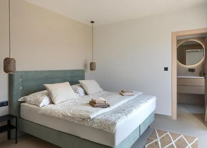 Modern Ava With Outdoor Pool In Tar Villa *