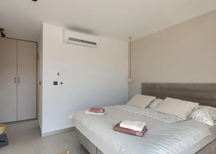 Modern Ava With Outdoor Pool In Tar Villa