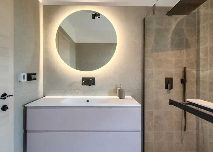 Modern Ava With Outdoor Pool In Tar Villa