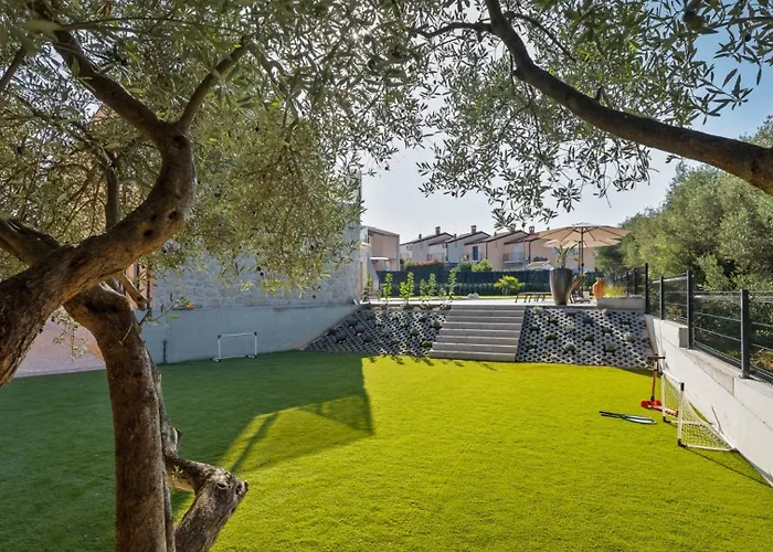 Modern Ava With Outdoor Pool In Tar *